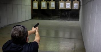 המשטרה סירבה לאשר רשיון-נשק לבכיר בקק"ל: "חשש לקשר עם גורמים עבריינים"