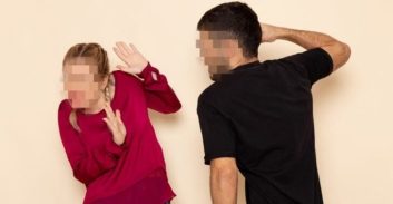 אישום: בעט בפקחית ואיים "לשחוט אותה" כשהגיעה לביקורת בלול התרנגולות שלו