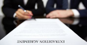 אין מקום בטוח בימים של "מבוקשים ספציפיים" והסכמי הסגרה מיוחדים?