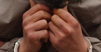 חשד: השתולל ופצע את אביו בארוחת-החג ונתפס מתחבא בחדר האשפה