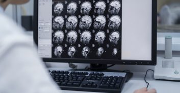 האם ביקשה צו הגנה על בתה נגד האב: "הוא מכור למין"