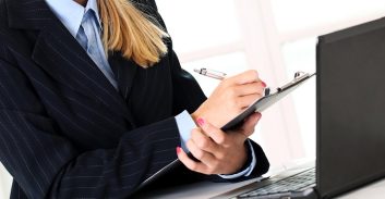 אישום: קלדנית בית-משפט הדליפה מידע על צווי מעצר והחשודים ירדו למחתרת