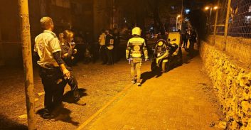 צעיר נורה למוות בבניין מגוריו בפתח תקווה