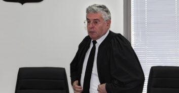 המדינה תפצה אשה שנעצרה בחשד שזרקה פגר יונה לחצר השופט חשין