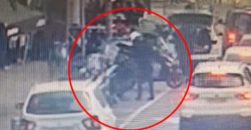 תיעוד: בן 59 הצית אופנוע בתל אביב על רקע סכסוך כספי