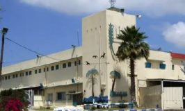 כלא השרון: אישומים על אגרופים בפנים וחתך בראש עם מכסה קופסת-שימורים