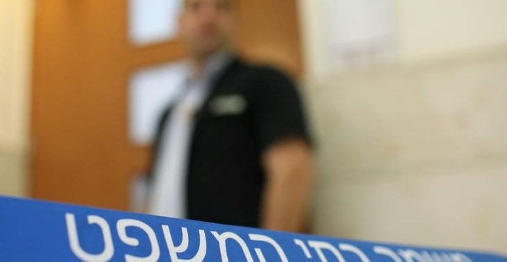 השליך נעל משמר בתי משפט