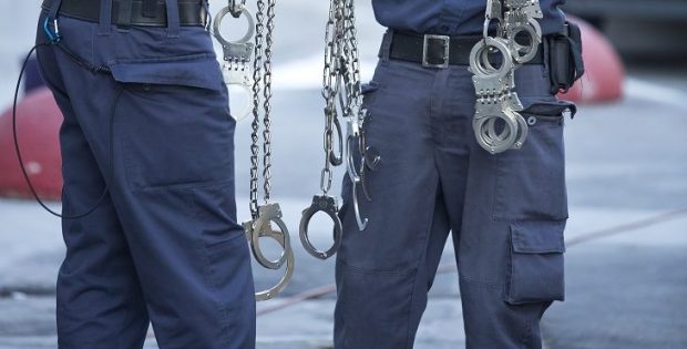 מפקד אגף חשוד בהברחת טלפונים לאסירים שפוטים בתיק רצח