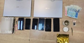 חולון: עשרות מכשירים וכרטיסי סים בבית צעיר החשוד בהונאות אשראי