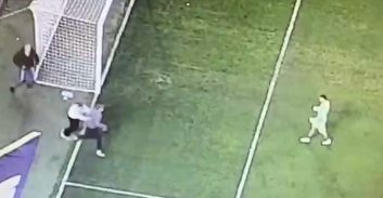 צפו: אוהד מכבי ת"א נעצר בחשד שניסה לתקוף את שוער בני-ריינה