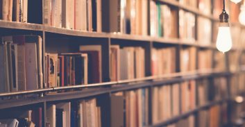 בני-ברק: הספרנית סירבה להשאיל ספרים בגלל שהלקוחה רווקה, העירייה תשלם פיצוי