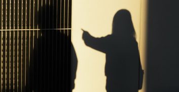 הואשמה בתקיפת שכנה הקשיש וזוכתה עקב סתירות ומחדלי חקירה