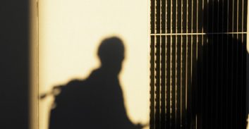 אישום: מוכר למשטרה מירושלים אילץ שלושה ילדים לבצע עבורו סדרת עבירות-רכוש