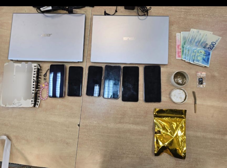 טלפונים מחשבים וכסף שנתפס משטרה
