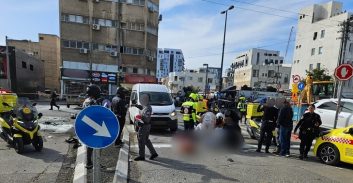 תיעוד: הולך רגל נפצע מפיצוץ אופנוע של מוכר למשטרה בתל אביב