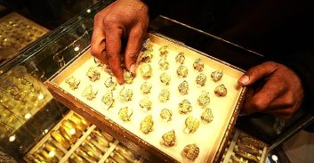 אישום: התחזו לקרובי משפחתה של מתעניינת בתכשיטים ושדדו באלימות את המוכר