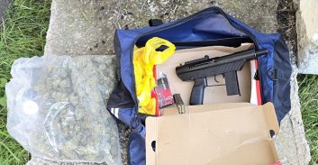 שלושה חשודים בהחזקת מקלע קרלו וקילו מריחואנה במושב באזור קריית-גת