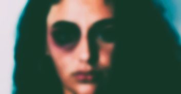 אישום תקיפת בת זוג: משיכה בשערות ואגרופים לפנים עד זוב דם