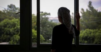 הבעל שהשפיל והתעלל באשתו טען שהוא רק רוצה "שלום בית"