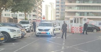 חשד: מוכר למשטרה החזיק אקדח טעון בבניין יוקרה בתל אביב