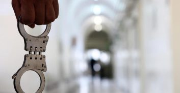 חרף התנגדות שב"ס, אסיר מסוכן יבקר את אמו על ערש דוווי