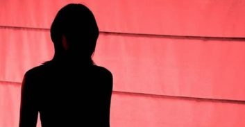 חשוד בהטרדה מינית של מלצרית נעצר לאחר שנגע גם בחוקרת המשטרה