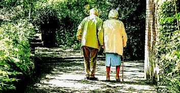 אישום: הציע עזרה כדי למנוע הונאה ועקץ מאות אלפי שקלים מקשישים