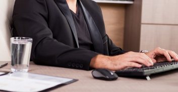 אישום: פקיד זייף הצעה במכרז וסייע לזוכה לשאוב כספים מעיריית אלעד