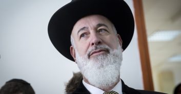 חשד: הרב הראשי לשעבר יונה מצגר ביצע עבירות מין בקטין בים