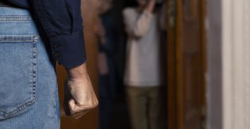 שופטת נקטה בצעד תקדימי נגד אח שמירר את חיי אחותו ומשפחתה