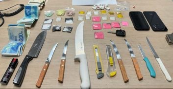 מוכר למשטרה מדימונה נעצר עם סמים וסכינים ברמת אביב ג'