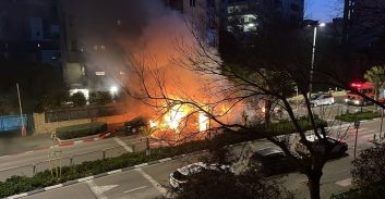 חשד להצתת שלושה כלי-רכב בצפון תל אביב