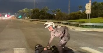 צפו: שוטר לכד שניים על אופנוע בחשד שהיו בדרך לבצע חיסול