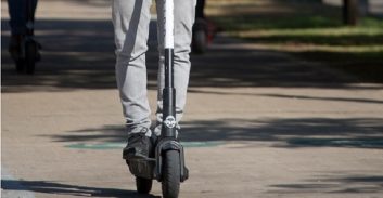 אישום: שני צעירים מרמלה שדדו קורקינט חשמלי מנער בן 15