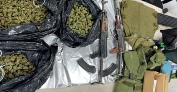 המשטרה פשטה בגלל מידע על נשק בבית, אבל הוא נתפס בחצר