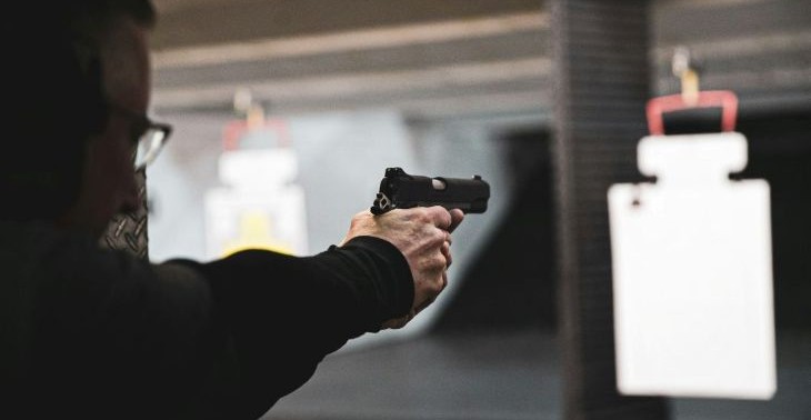 ירי מצד שוטרים מכוון אקדח