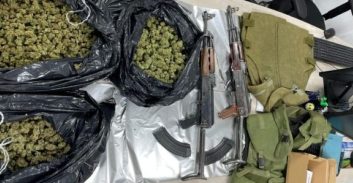 שני מוכרים למשטרה מחולון ורמלה נעצרו על סחיטה והחזקת נשק