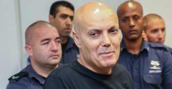 מה עושה אבנר הררי בחופשות שלו מבית הסוהר? מקליט אייל גולן