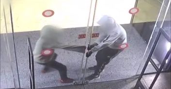 צפו: נעצרו שלושה קטינים שפרצו לחנות "נייק" שרונה