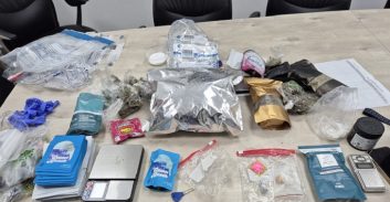 בת-ים: ארבעה חשודים בהחזקת סמים ואמצעי לחימה