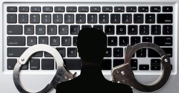 חריגה בעונש עקב שיקולי שיקום לחייל שהורשע באינוס קטינות ברשת