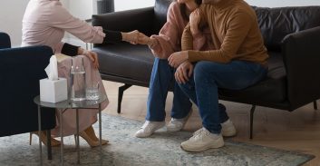 אישה שהותקפה על ידי בעלה העידה לטובתו וההרשעה בוטלה