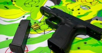 בן 19 מרהט שזרק אקדח לידיים של תינוק נשפט למאסר ממושך