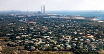 רימון רסס לעבר בית של איש עסקים בקיסריה, חשד לרקע רומנטי