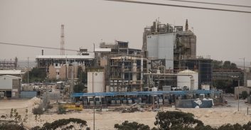 אישום: גבה דמי חסות במאות אלפי שקלים מעסקים במתחם "נאות חובב"