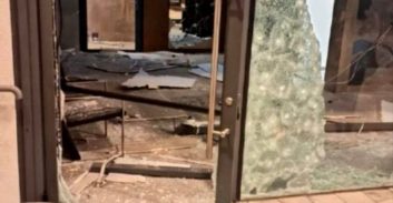 יד-אליהו: נזק רב מירי ופיצוץ רימון בכניסה לבניין מגורים