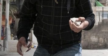 החשד: רדפו אחרי בחור שהתחיל עם צעירה בבית-שמש ויידו עליו אבנים