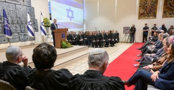 35 שופטים הושבעו בבית הנשיא: "רוב מובהק סולד מקריאות לאי-ציות לפסקי-דין"