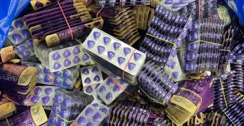 צפו: חשוד בניסיון הברחה של 30 אלף כדורי ויאגרה וקמאגרה בנתב"ג