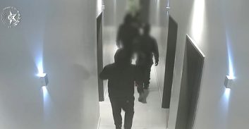 כתב אישום על פיצוץ רימון בבת-ים ודקירת זמר צעיר בחולון